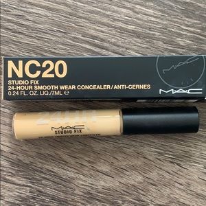 NC20 Mac studio fix 24 hour smooth wear concealer